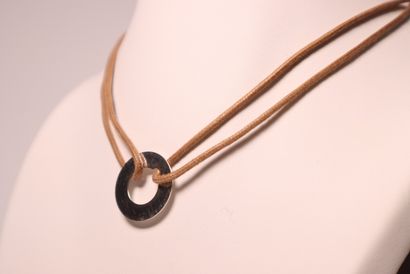 DINH VAN. Pendentif en or gris 750 millièmes...