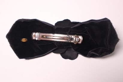 CHANEL. Barrette à cheveux en velours noir....