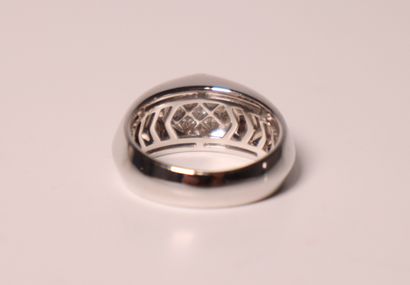Bague en or blanc forme chevalière sertie...