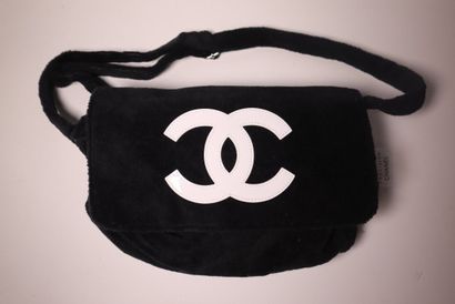 CHANEL PRECESION. Sac en velours (usures...