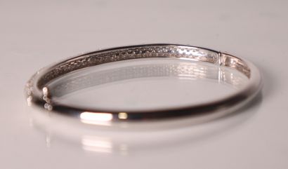 Bracelet rigide en or gris serti de pavage...