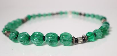 Collier en verre vert et monture en argent....