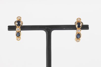 Paire de boucles d'oreilles en or sertie...