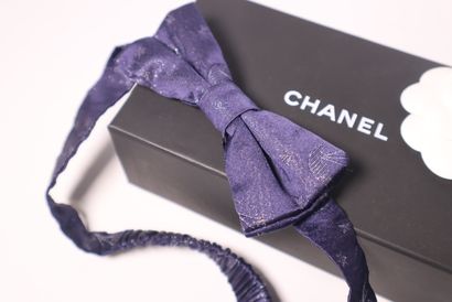 CHANEL. Bandeau à cheveux en tissus bleu...