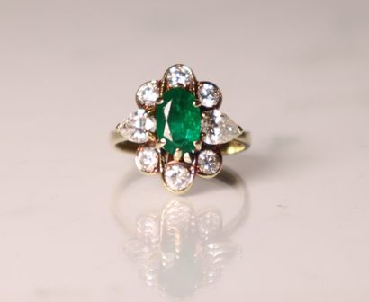 Bague en or jaune centrée d'une émeraude...