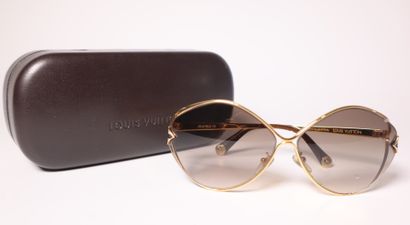 LOUIS VUITTON. Paire de lunettes de soleil...