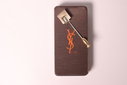 SAINT LAURENT. Epingle de cravate en métal...