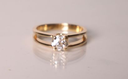 Bague solitaire en or jaune ornée d'un diamant...