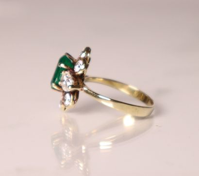 Bague en or jaune centrée d'une émeraude...