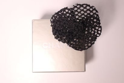 CHANEL. Broche en tissus ajouré noir. Bo...