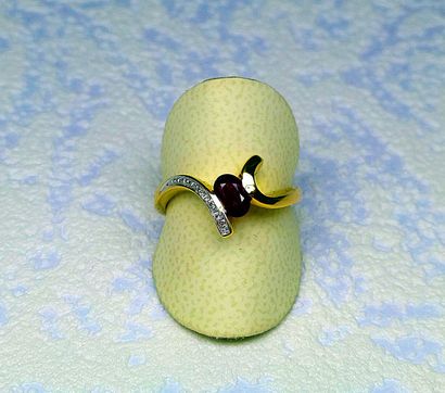 Bague en or jaune de forme moderne centrée...