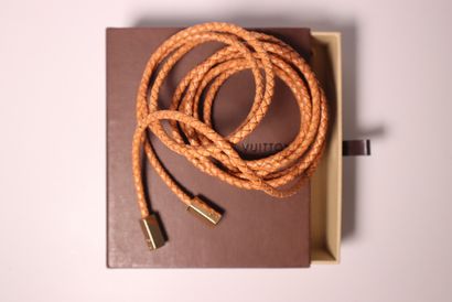 LOUIS VUITTON. Ceinture en cuir tressé. Dust...