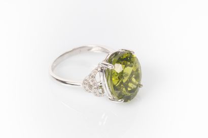Bague en or gris sertie d'un péridot ovale...