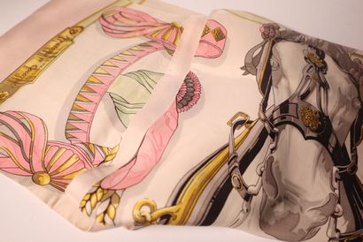 HERMES. Foulard en soie à fond beige, modèle...