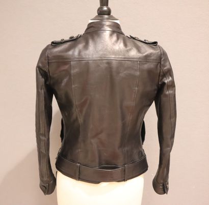GUCCI. Blouson cintré en cuir noir avec ceinture....
