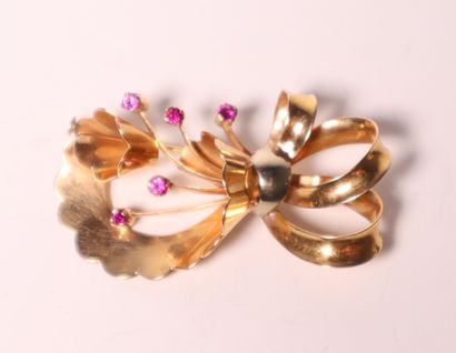 Yellow gold brooch. 8.18g gross