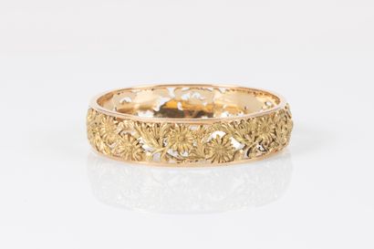 Bracelet rigide en or jaune à décor de fleurs....