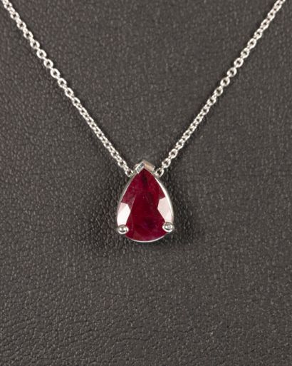 Pendant Pear and its chain mesh forçat in...