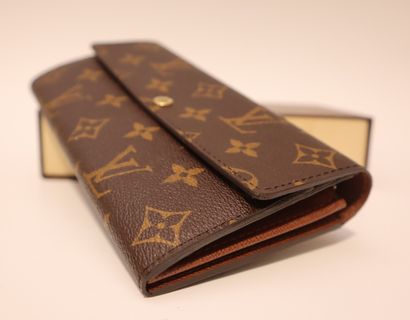 LOUIS VUITTON. Portefeuille en toile monogrammée....