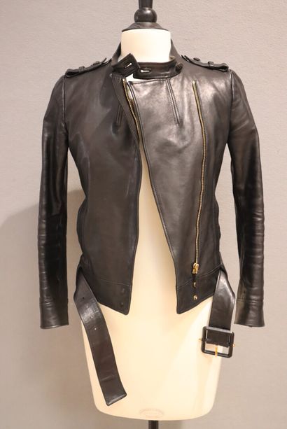 GUCCI. Blouson cintré en cuir noir avec ceinture....