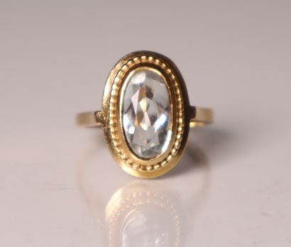 Bague en or jaune ornée d'une aigue marine...