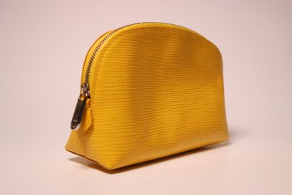 LOUIS VUITTON. Pochette en cuir jaune.