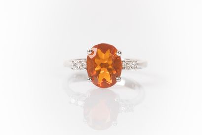 Bague en or gris sertie d'une opale de feu...