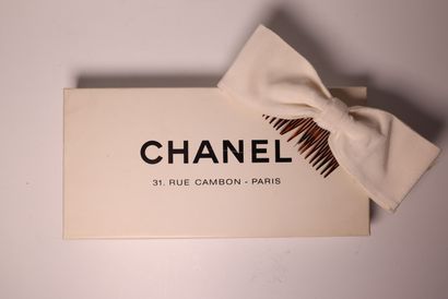 CHANEL. Peigne à cheveux à décor d'un noeud...