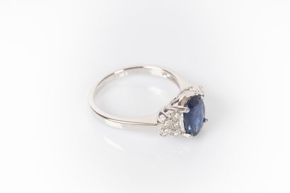 White gold ring set with a natural oval sapphire...