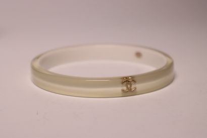 CHANEL. Bracelet rigide blanc et écru. B...