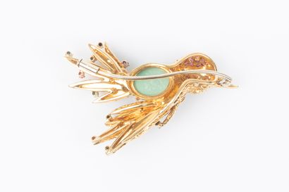 Broche en or jaune ornée de pierres semies...