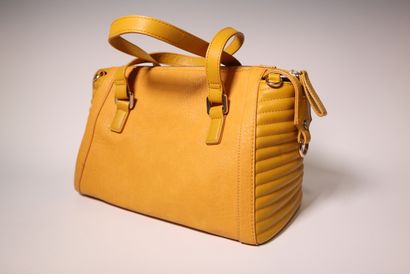 ROCCO BAROCCO. Sac en cuir couleur safran....