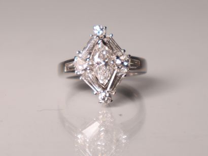Bague marquise en or gris orné d'un diamant...