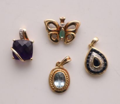 Ensemble de 4 petits pendentifs en or jaune...