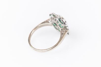 Bague marguerite en or gris ornée d'une émeraude...