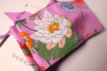 GUCCI. Noeud de cou en soie à décor floral....