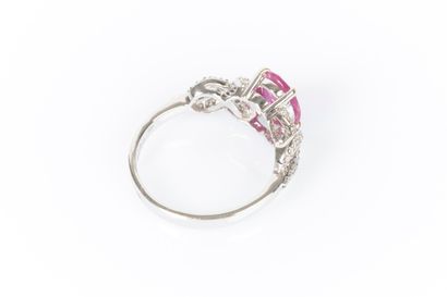 3g75 white gold intertwined ring, set with...