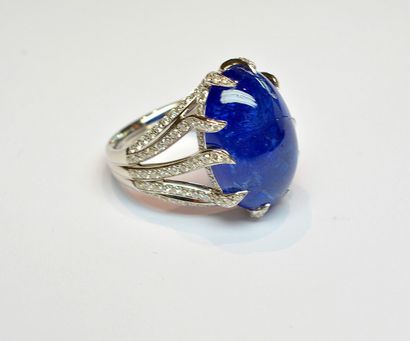 Bague en or blanc anneaux et griffes sertis...