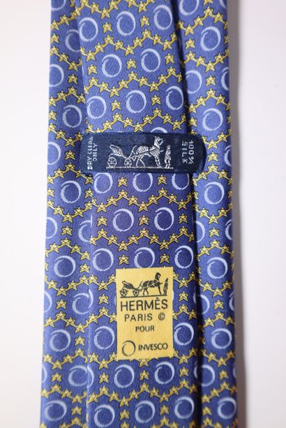 HERMES. Cravate en soie. Boîte d'origine....