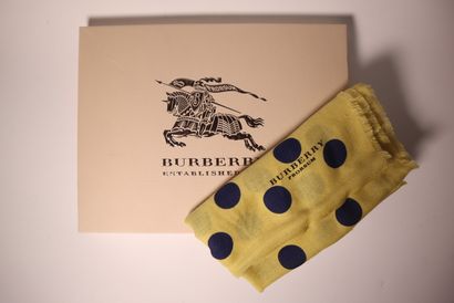 BURBERRY Prosum. Etole en soie jaune à pois...