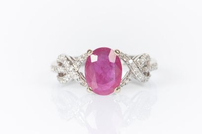 3g75 white gold intertwined ring, set with...