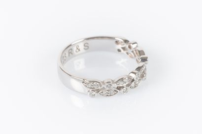 Alliance en or gris ornée de pavage diamant....