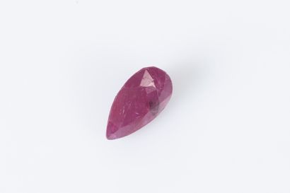 Rubis poire sur papier, rouge pourpre. 1,22...