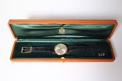 LIP. Montre homme boitier or jaune. Usures....