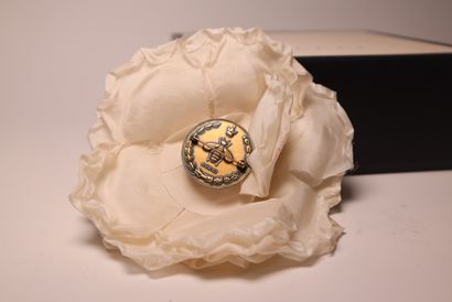 GUCCI. Broche en soie écru à décor d'une...