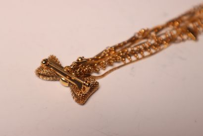 LOUIS VUITTON. Broche en métal doré. Boî...