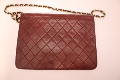CHANEL. Sac plat en cuir agneau matelassé...