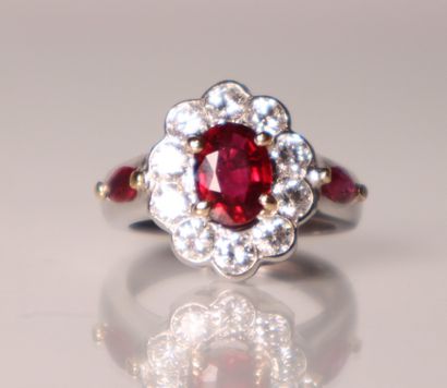 Bague marguerite or gris, ornée en son centre...
