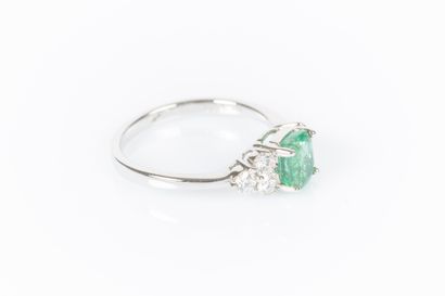 Bague or blanc 2g95, sertie d'une Emeraude...