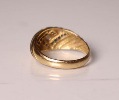 Bague jonc en or jaune ornée d'un petit diamant...